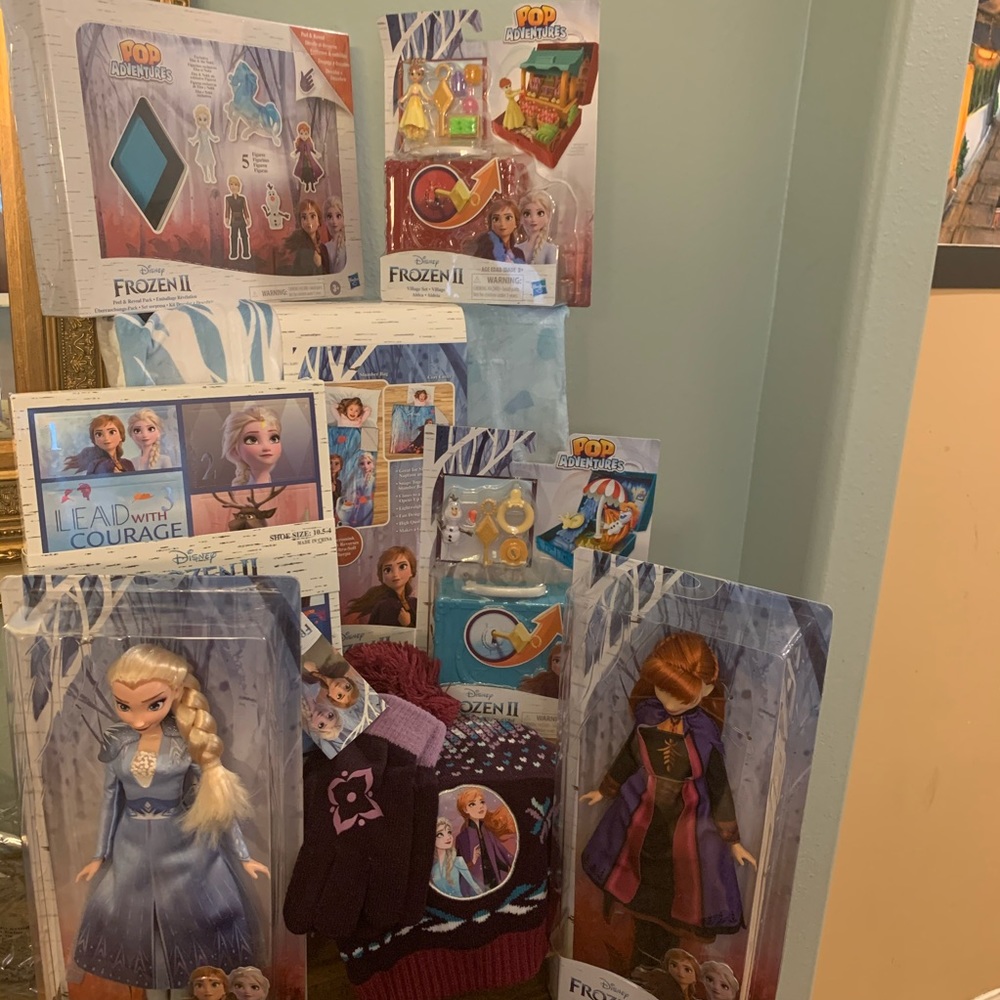 NWT Frozen 2 bundle 8 pc. Anna and Elsa doll set